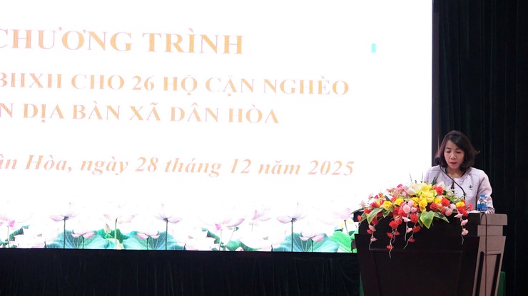 XÃ DÂN HÒA TỔ CHỨC CHƯƠNG TRÌNH TẶNG SỔ BẢO HIỂM XÃ HỘI TỰ NGUYỆN CHO HỘ CẬN NGHÈO- Ảnh 6.