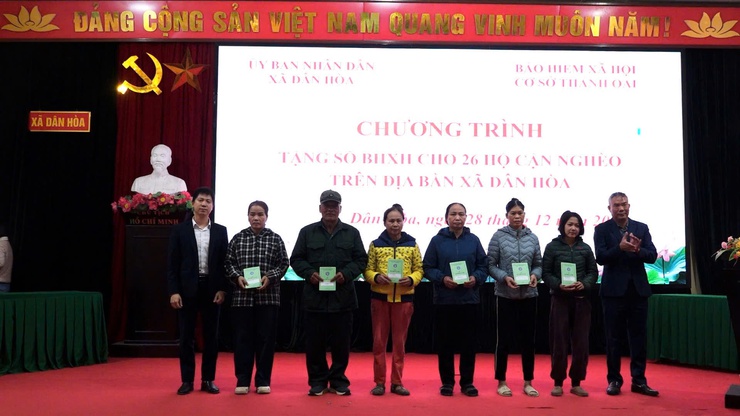 XÃ DÂN HÒA TỔ CHỨC CHƯƠNG TRÌNH TẶNG SỔ BẢO HIỂM XÃ HỘI TỰ NGUYỆN CHO HỘ CẬN NGHÈO- Ảnh 9.