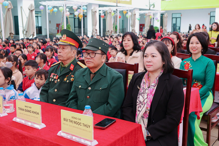 Trường Tiểu học Bùi Quốc Khái tổ chức chương trình chào mừng ngày thành lập Quân đội Nhân dân Việt Nam (22/12) tiếp nhận sách từ dự án “Chuyền tàu yêu thương - Mang sách đến trường” - Ảnh 1.