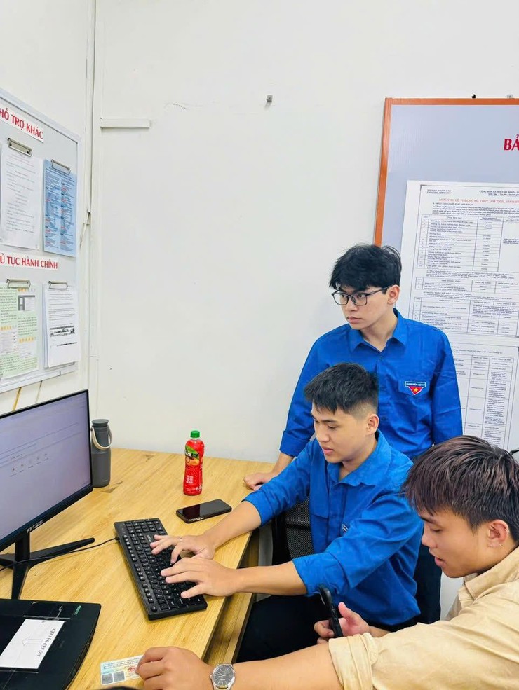 Tuổi trẻ phường Vĩnh Tuy xung kích chuyển đổi số,
mở rộng mặt trận đoàn kết, tập hợp thanh niên
- Ảnh 2.