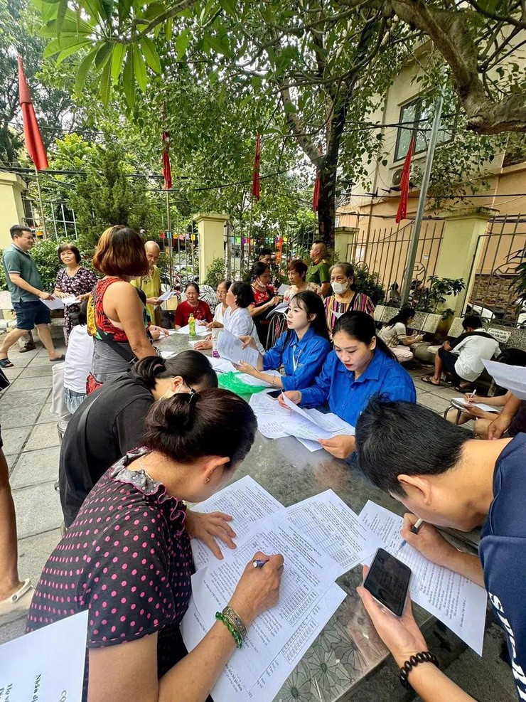 Tuổi trẻ phường Vĩnh Tuy xung kích chuyển đổi số,
mở rộng mặt trận đoàn kết, tập hợp thanh niên
- Ảnh 4.