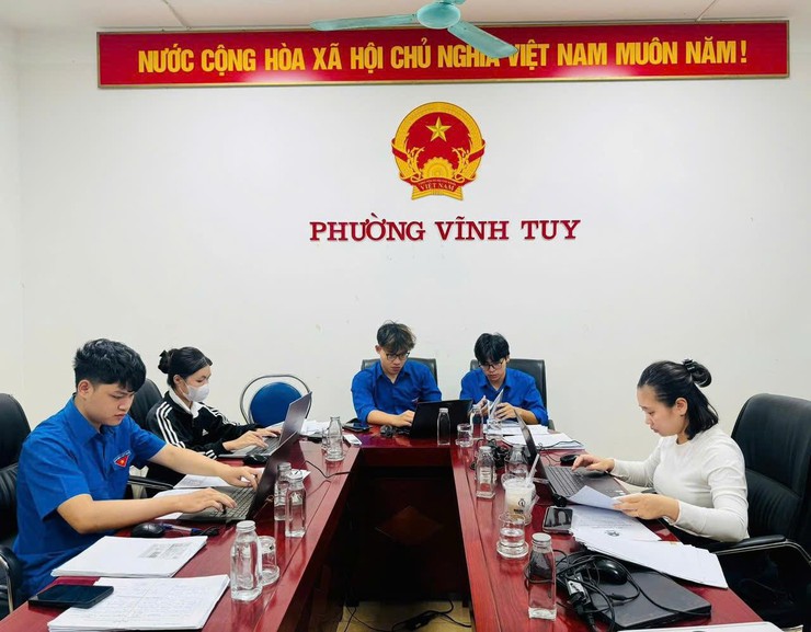 Tuổi trẻ phường Vĩnh Tuy xung kích chuyển đổi số,
mở rộng mặt trận đoàn kết, tập hợp thanh niên
- Ảnh 6.