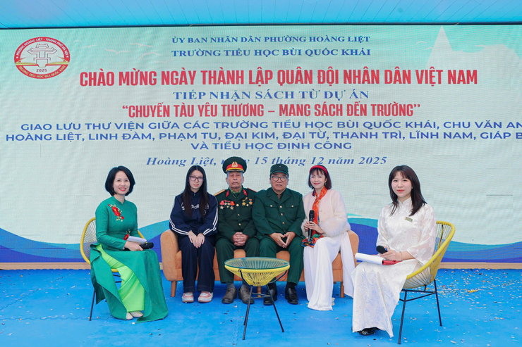 Trường Tiểu học Bùi Quốc Khái tổ chức chương trình chào mừng ngày thành lập Quân đội Nhân dân Việt Nam (22/12) tiếp nhận sách từ dự án “Chuyền tàu yêu thương - Mang sách đến trường” - Ảnh 2.