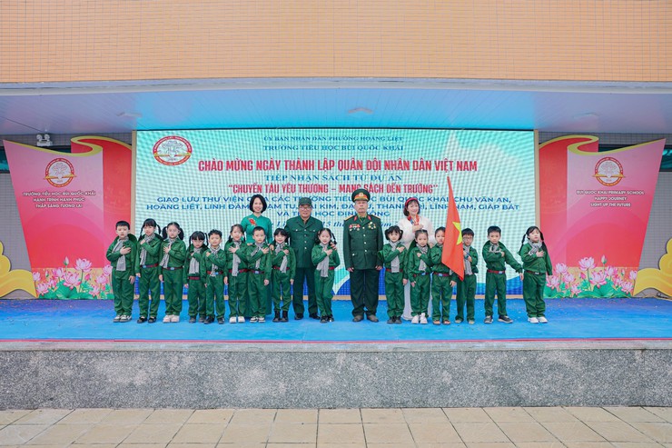 Trường Tiểu học Bùi Quốc Khái tổ chức chương trình chào mừng ngày thành lập Quân đội Nhân dân Việt Nam (22/12) tiếp nhận sách từ dự án “Chuyền tàu yêu thương - Mang sách đến trường” - Ảnh 3.