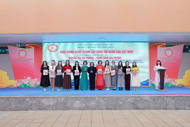 Trường Tiểu học Bùi Quốc Khái tổ chức chương trình chào mừng ngày thành lập Quân đội Nhân dân Việt Nam (22/12) tiếp nhận sách từ dự án “Chuyền tàu yêu thương - Mang sách đến trường” - Ảnh 4.