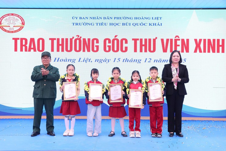 Trường Tiểu học Bùi Quốc Khái tổ chức chương trình chào mừng ngày thành lập Quân đội Nhân dân Việt Nam (22/12) tiếp nhận sách từ dự án “Chuyền tàu yêu thương - Mang sách đến trường” - Ảnh 5.