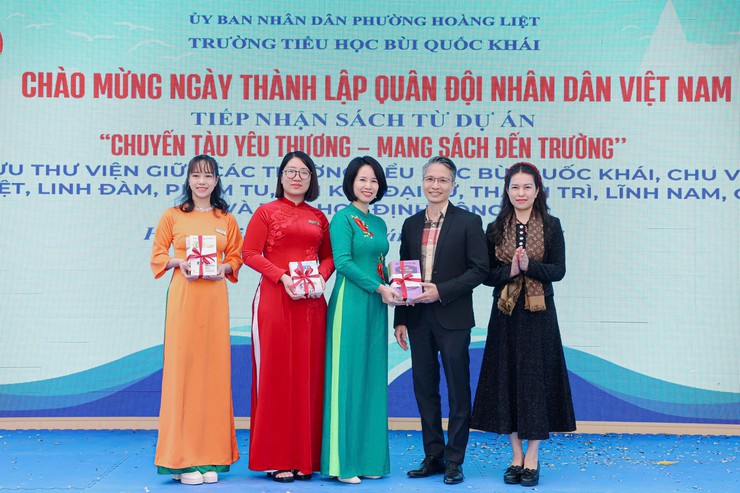 Trường Tiểu học Bùi Quốc Khái tổ chức chương trình chào mừng ngày thành lập Quân đội Nhân dân Việt Nam (22/12) tiếp nhận sách từ dự án “Chuyền tàu yêu thương - Mang sách đến trường” - Ảnh 6.