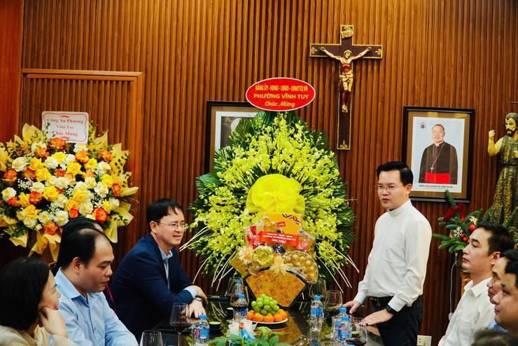 Lãnh đạo phường Vĩnh Tuy thăm, chúc mừng và trao quà tại các cơ sở tôn giáo trên địa bàn- Ảnh 2.