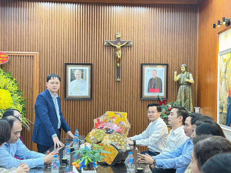 Lãnh đạo phường Vĩnh Tuy thăm, chúc mừng và trao quà tại các cơ sở tôn giáo trên địa bàn- Ảnh 4.