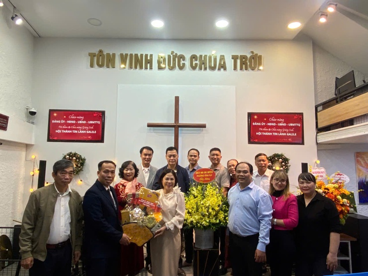 Lãnh đạo phường Vĩnh Tuy thăm, chúc mừng và trao quà tại các cơ sở tôn giáo trên địa bàn- Ảnh 3.