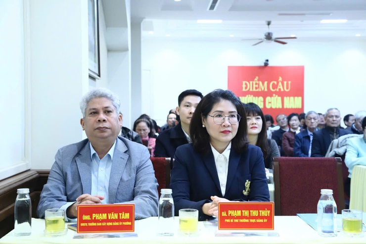 HỘI NGHỊ CÔNG BỐ NGHỊ QUYẾT CỦA HĐND THÀNH PHỐ HÀ NỘI VỀ CÔNG TÁC CÁN BỘ TẠI PHƯỜNG CỬA NAM- Ảnh 9.