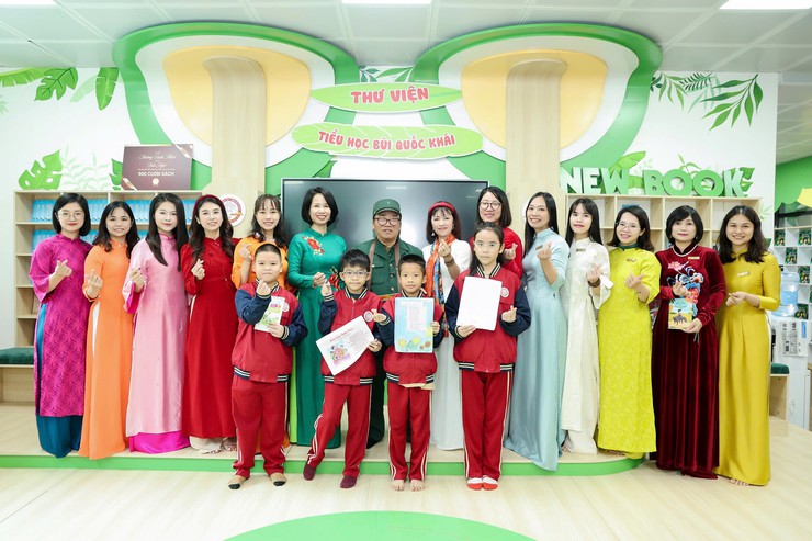 Trường Tiểu học Bùi Quốc Khái tổ chức chương trình chào mừng ngày thành lập Quân đội Nhân dân Việt Nam (22/12) tiếp nhận sách từ dự án “Chuyền tàu yêu thương - Mang sách đến trường” - Ảnh 7.