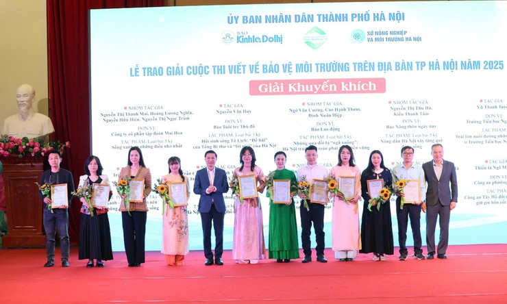 Lễ Tổng kết chương trình truyền thông, trao giải Cuộc thi viết về Bảo vệ môi trường trên địa bàn thành phố Hà Nội và phát động chương trình truyền thông năm 2026- Ảnh 7.