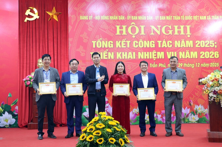 Xã Trần Phú tổ chức Hội nghị tổng kết nhiệm vụ chính trị năm 2025, trao thưởng các tập thể, cá nhân xuất sắc- Ảnh 5.