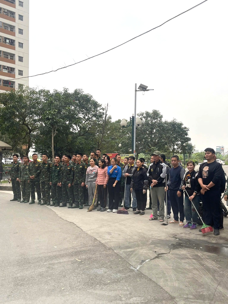 ĐOÀN VIÊN, HỘI VIÊN VÀ NHÂN DÂN PHƯỜNG YÊN NGHĨA RA QUÂN CHUNG TAY BẢO VỆ MÔI TRƯỜNG, XÂY DỰNG NẾP SỐNG VĂN MINH ĐÔ THỊ - Ảnh 1.