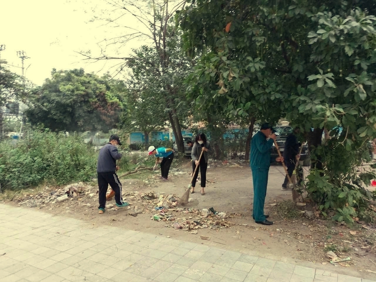 ĐOÀN VIÊN, HỘI VIÊN VÀ NHÂN DÂN PHƯỜNG YÊN NGHĨA RA QUÂN CHUNG TAY BẢO VỆ MÔI TRƯỜNG, XÂY DỰNG NẾP SỐNG VĂN MINH ĐÔ THỊ - Ảnh 2.