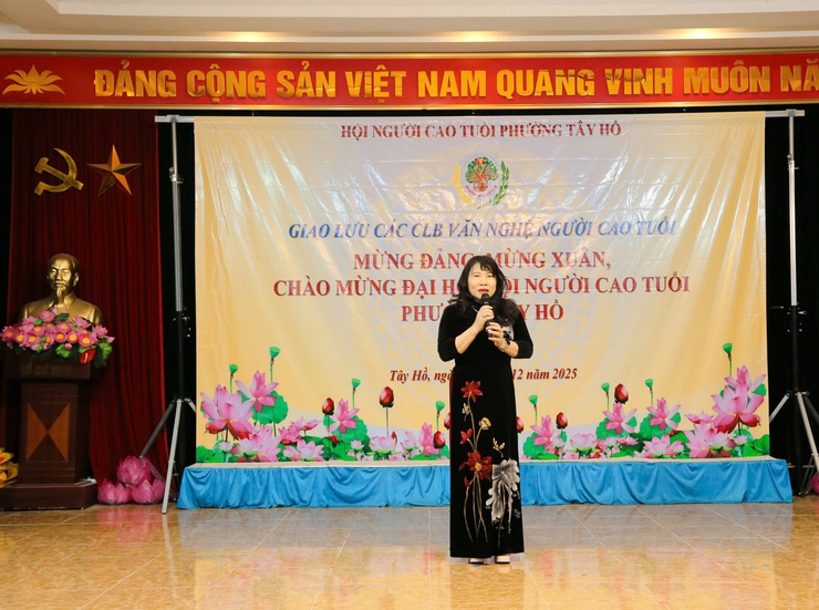 Lan tỏa tinh thần “Mừng Đảng, mừng Xuân” từ phong trào văn nghệ người cao tuổi phường Tây Hồ - Ảnh 1.