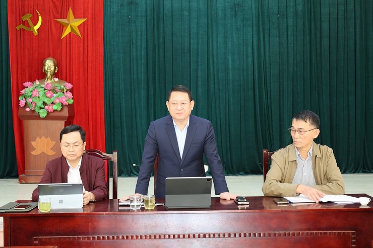 Đồng chí Bí thư Đảng ủy xã Tiến Thắng Hoàng Anh Tuấn làm việc với Chi bộ thôn Bạch Trữ- Ảnh 1.