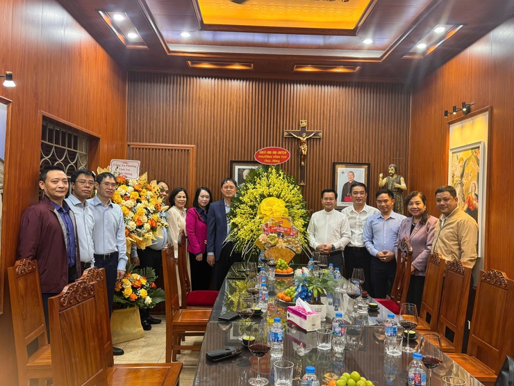 Lãnh đạo phường Vĩnh Tuy thăm, chúc mừng và trao quà tại các cơ sở tôn giáo trên địa bàn- Ảnh 1.