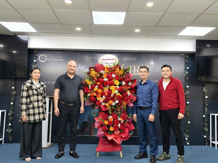 Công an phường chúc mừng 02 hội thánh, điểm nhóm tin lành trên địa phường- Ảnh 2.