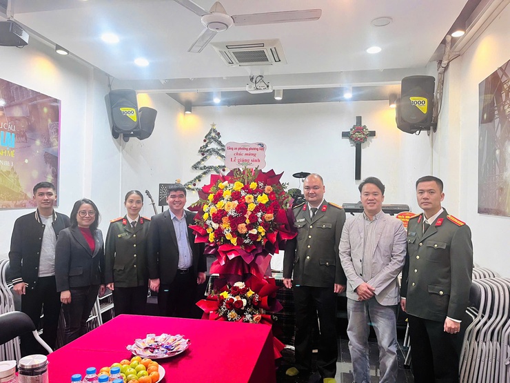 Công an phường chúc mừng 02 hội thánh, điểm nhóm tin lành trên địa phường- Ảnh 1.