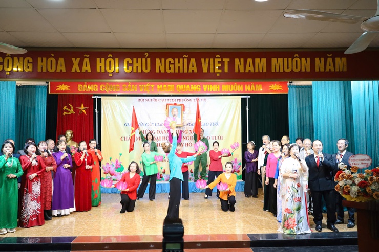 Lan tỏa tinh thần “Mừng Đảng, mừng Xuân” từ phong trào văn nghệ người cao tuổi phường Tây Hồ - Ảnh 5.