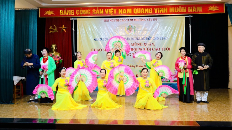 Lan tỏa tinh thần “Mừng Đảng, mừng Xuân” từ phong trào văn nghệ người cao tuổi phường Tây Hồ - Ảnh 2.