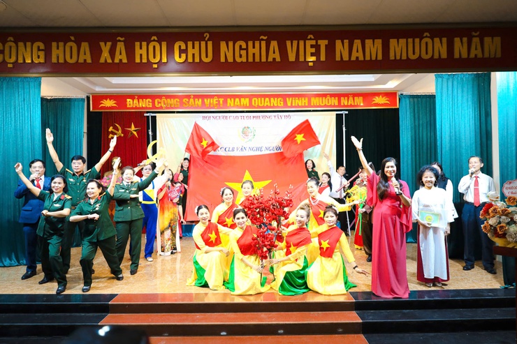 Lan tỏa tinh thần “Mừng Đảng, mừng Xuân” từ phong trào văn nghệ người cao tuổi phường Tây Hồ - Ảnh 6.