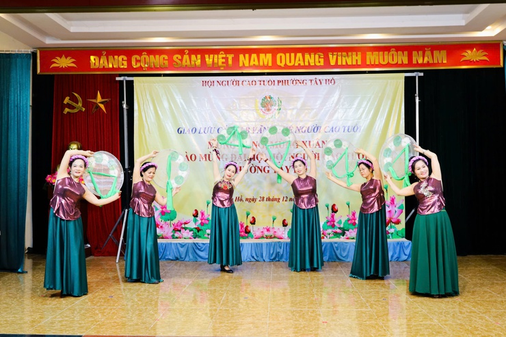 Lan tỏa tinh thần “Mừng Đảng, mừng Xuân” từ phong trào văn nghệ người cao tuổi phường Tây Hồ - Ảnh 3.