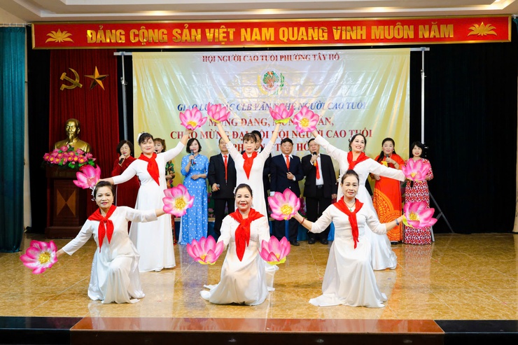 Lan tỏa tinh thần “Mừng Đảng, mừng Xuân” từ phong trào văn nghệ người cao tuổi phường Tây Hồ - Ảnh 8.