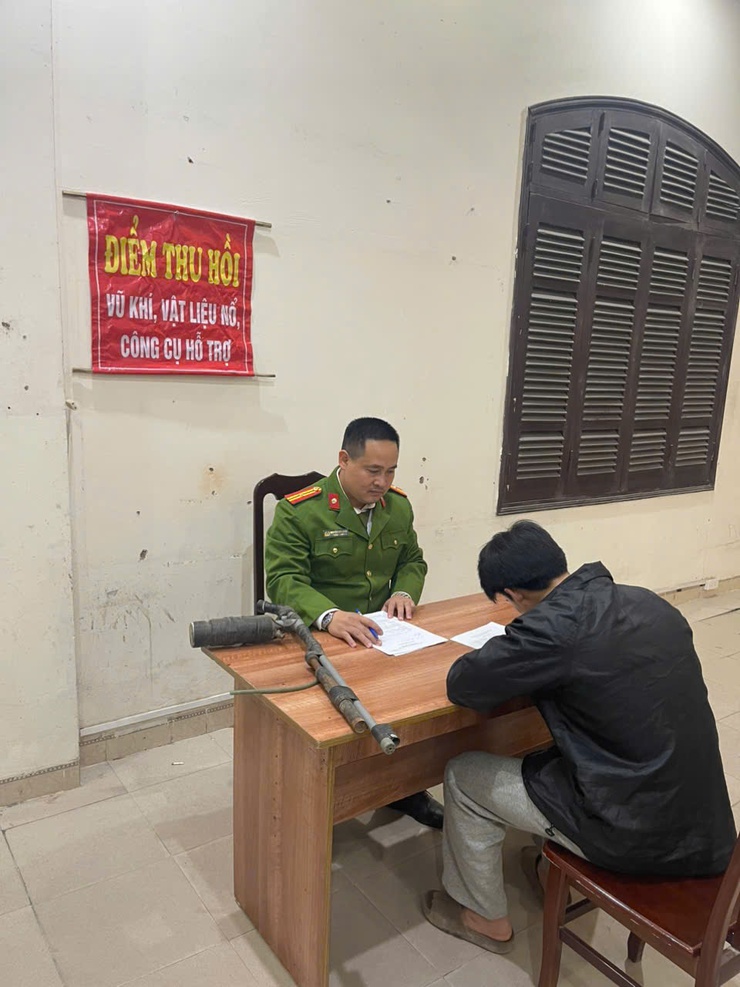 Tích cực giao nộp vũ khí, vật liệu nổ, công cụ hỗ trợ và pháo nổ – Chung tay bảo đảm an ninh, trật tự tại địa phương- Ảnh 2.