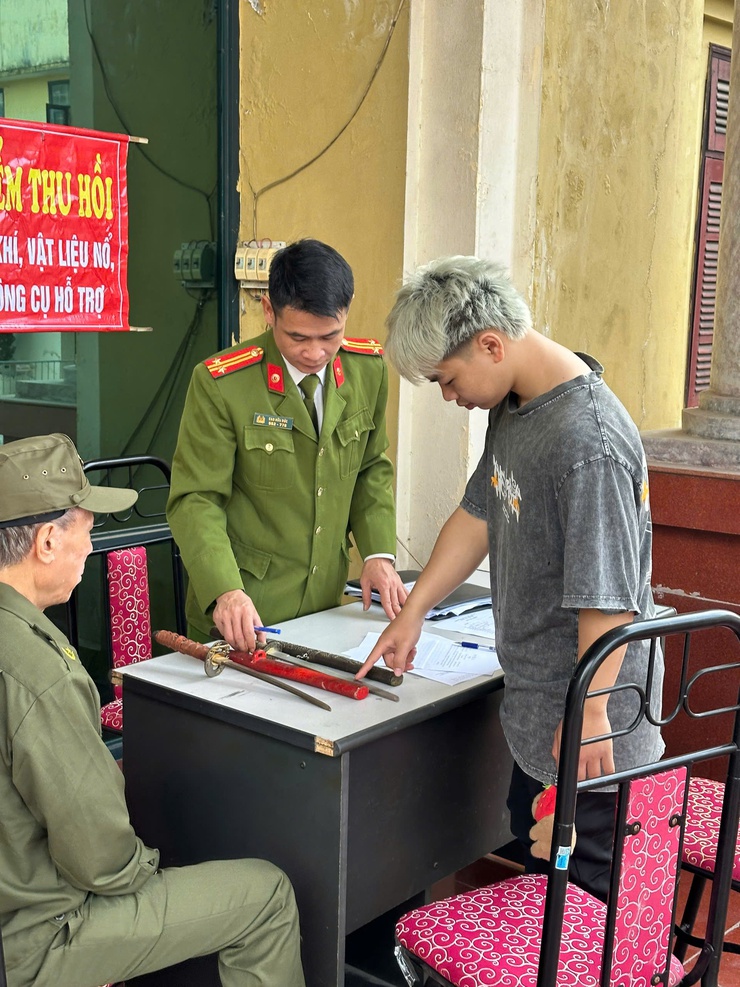 Tích cực giao nộp vũ khí, vật liệu nổ, công cụ hỗ trợ và pháo nổ – Chung tay bảo đảm an ninh, trật tự tại địa phương- Ảnh 4.