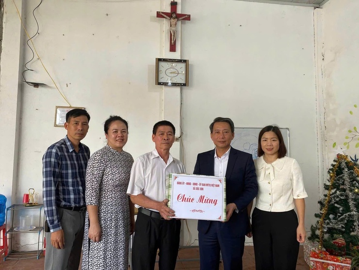 LÃNH ĐẠO XÃ SÓC SƠN ĐẾN THĂM, CHÚC MỪNG CÁC VỊ CHỨC SẮC TÔN GIÁO VÀ BÀ CON GIÁO DÂN- Ảnh 2.