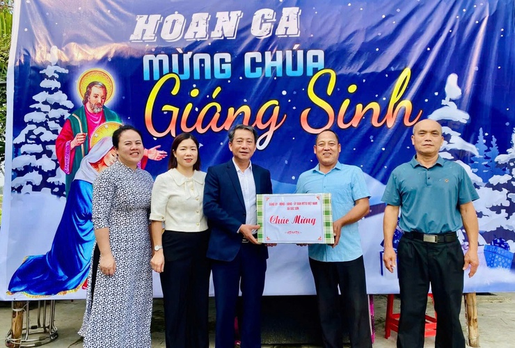 LÃNH ĐẠO XÃ SÓC SƠN ĐẾN THĂM, CHÚC MỪNG CÁC VỊ CHỨC SẮC TÔN GIÁO VÀ BÀ CON GIÁO DÂN- Ảnh 1.