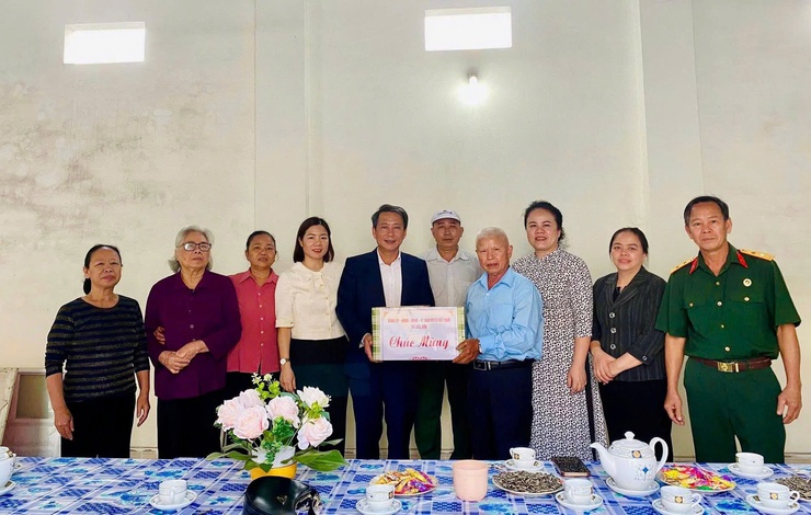 LÃNH ĐẠO XÃ SÓC SƠN ĐẾN THĂM, CHÚC MỪNG CÁC VỊ CHỨC SẮC TÔN GIÁO VÀ BÀ CON GIÁO DÂN- Ảnh 4.