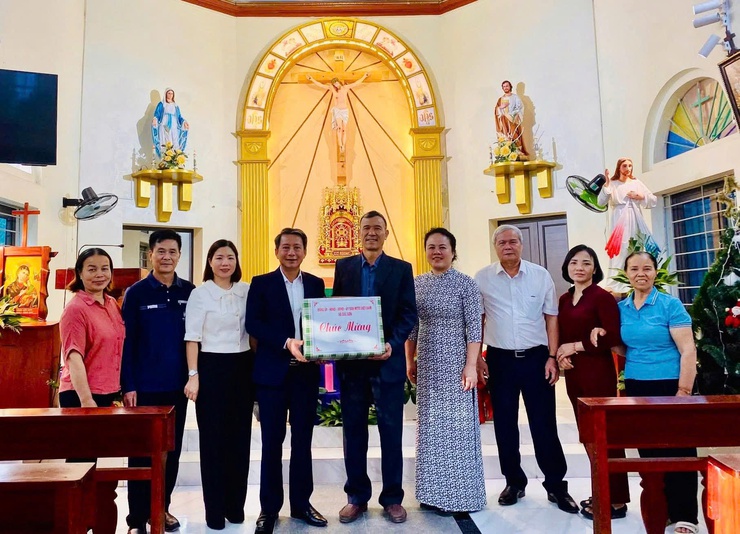 LÃNH ĐẠO XÃ SÓC SƠN ĐẾN THĂM, CHÚC MỪNG CÁC VỊ CHỨC SẮC TÔN GIÁO VÀ BÀ CON GIÁO DÂN- Ảnh 5.