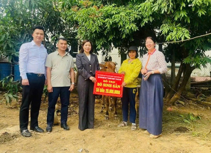 UỶ BAN MTTQ VIỆT NAM XÃ SÓC SƠN TRAO TẶNG 08 CON BÒ SINH SẢN, 06 XE MÁY CHO CÁC GIA ĐÌNH HỘ CẬN NGHÈO, KHÓ KHĂN TRÊN ĐỊA BÀ- Ảnh 1.