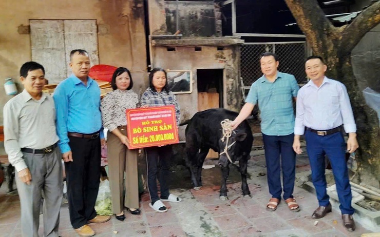 UỶ BAN MTTQ VIỆT NAM XÃ SÓC SƠN TRAO TẶNG 08 CON BÒ SINH SẢN, 06 XE MÁY CHO CÁC GIA ĐÌNH HỘ CẬN NGHÈO, KHÓ KHĂN TRÊN ĐỊA BÀ- Ảnh 2.