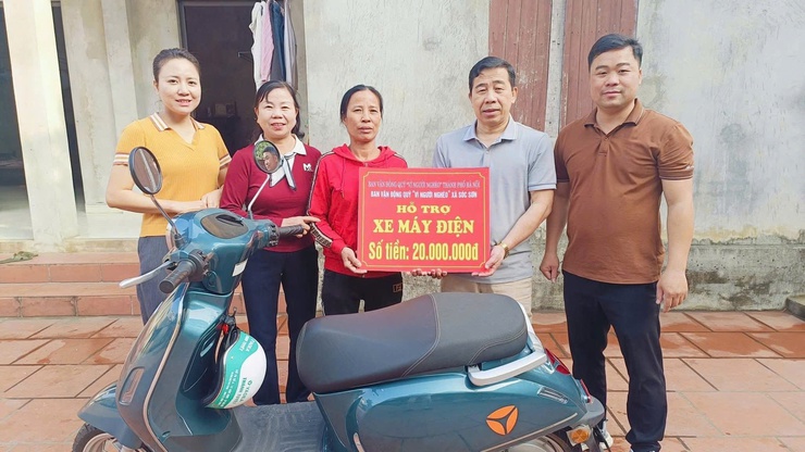 UỶ BAN MTTQ VIỆT NAM XÃ SÓC SƠN TRAO TẶNG 08 CON BÒ SINH SẢN, 06 XE MÁY CHO CÁC GIA ĐÌNH HỘ CẬN NGHÈO, KHÓ KHĂN TRÊN ĐỊA BÀ- Ảnh 3.