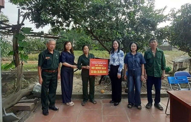 UỶ BAN MTTQ VIỆT NAM XÃ SÓC SƠN TRAO TẶNG 08 CON BÒ SINH SẢN, 06 XE MÁY CHO CÁC GIA ĐÌNH HỘ CẬN NGHÈO, KHÓ KHĂN TRÊN ĐỊA BÀ- Ảnh 4.