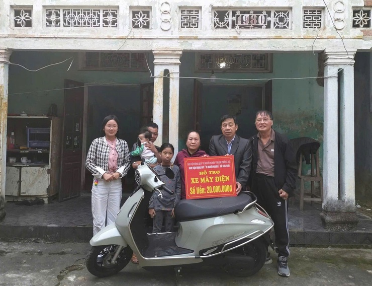 UỶ BAN MTTQ VIỆT NAM XÃ SÓC SƠN TRAO TẶNG 08 CON BÒ SINH SẢN, 06 XE MÁY CHO CÁC GIA ĐÌNH HỘ CẬN NGHÈO, KHÓ KHĂN TRÊN ĐỊA BÀ- Ảnh 5.