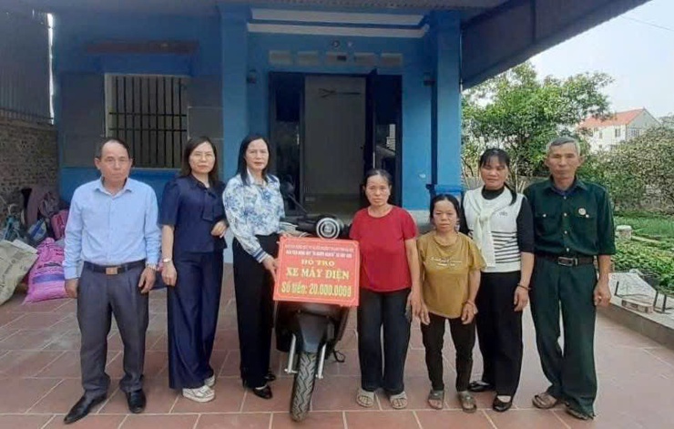 UỶ BAN MTTQ VIỆT NAM XÃ SÓC SƠN TRAO TẶNG 08 CON BÒ SINH SẢN, 06 XE MÁY CHO CÁC GIA ĐÌNH HỘ CẬN NGHÈO, KHÓ KHĂN TRÊN ĐỊA BÀ- Ảnh 6.