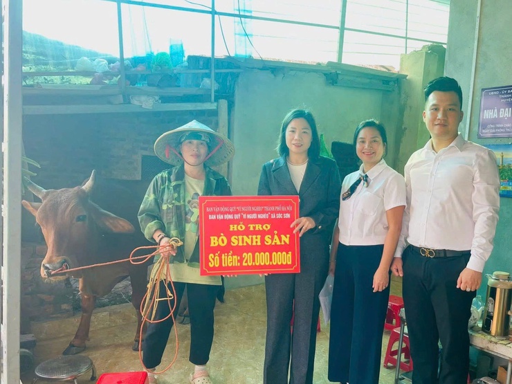 UỶ BAN MTTQ VIỆT NAM XÃ SÓC SƠN TRAO TẶNG 08 CON BÒ SINH SẢN, 06 XE MÁY CHO CÁC GIA ĐÌNH HỘ CẬN NGHÈO, KHÓ KHĂN TRÊN ĐỊA BÀ- Ảnh 7.