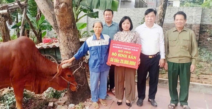 UỶ BAN MTTQ VIỆT NAM XÃ SÓC SƠN TRAO TẶNG 08 CON BÒ SINH SẢN, 06 XE MÁY CHO CÁC GIA ĐÌNH HỘ CẬN NGHÈO, KHÓ KHĂN TRÊN ĐỊA BÀ- Ảnh 8.