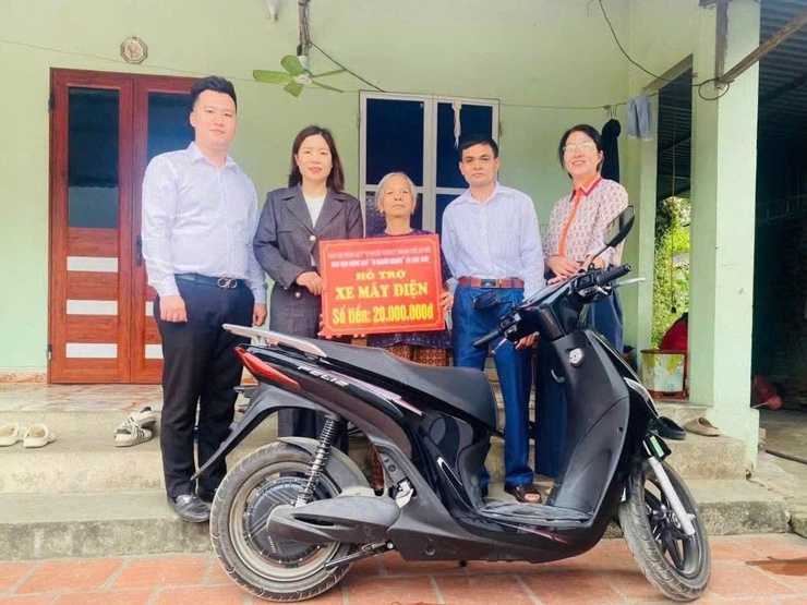 UỶ BAN MTTQ VIỆT NAM XÃ SÓC SƠN TRAO TẶNG 08 CON BÒ SINH SẢN, 06 XE MÁY CHO CÁC GIA ĐÌNH HỘ CẬN NGHÈO, KHÓ KHĂN TRÊN ĐỊA BÀ- Ảnh 9.