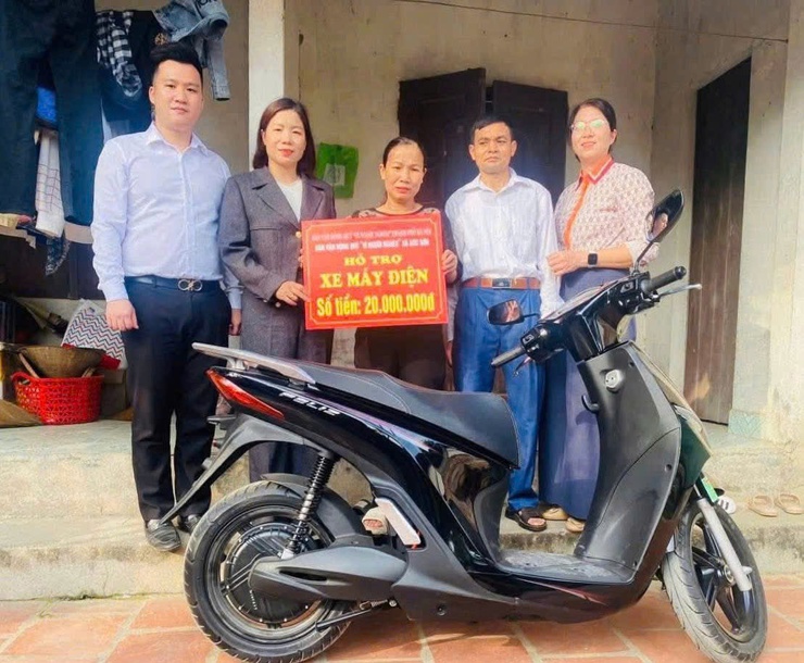 UỶ BAN MTTQ VIỆT NAM XÃ SÓC SƠN TRAO TẶNG 08 CON BÒ SINH SẢN, 06 XE MÁY CHO CÁC GIA ĐÌNH HỘ CẬN NGHÈO, KHÓ KHĂN TRÊN ĐỊA BÀ- Ảnh 11.