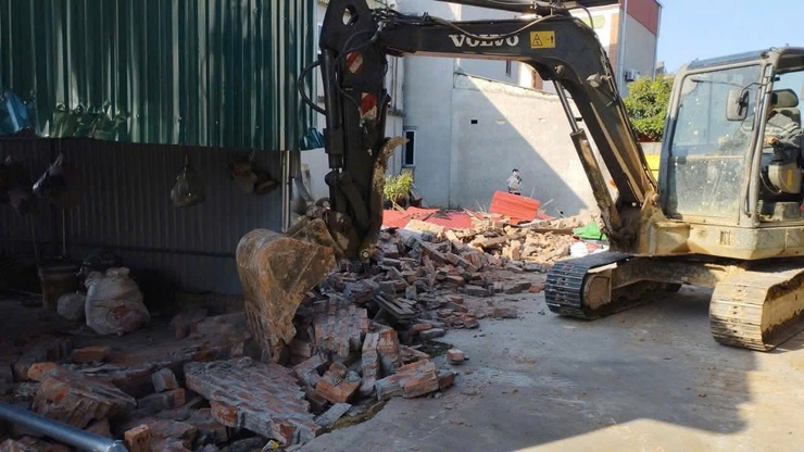 XÃ SÓC SƠN TỔ CHỨC CƯỠNG CHẾ ĐỐI VỚI CÁC TRƯỜNG HỢP VI PHẠM ĐẤT ĐAI, TRẬT TỰ XÂY DỰNG- Ảnh 2.