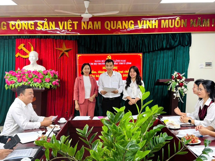 Chi bộ trường Tiểu học Thúy Lĩnh tổ chức Hội nghị kiểm điểm, đánh giá, xếp loại chất lượng Chi bộ và Đảng viên, năm 2025- Ảnh 3.