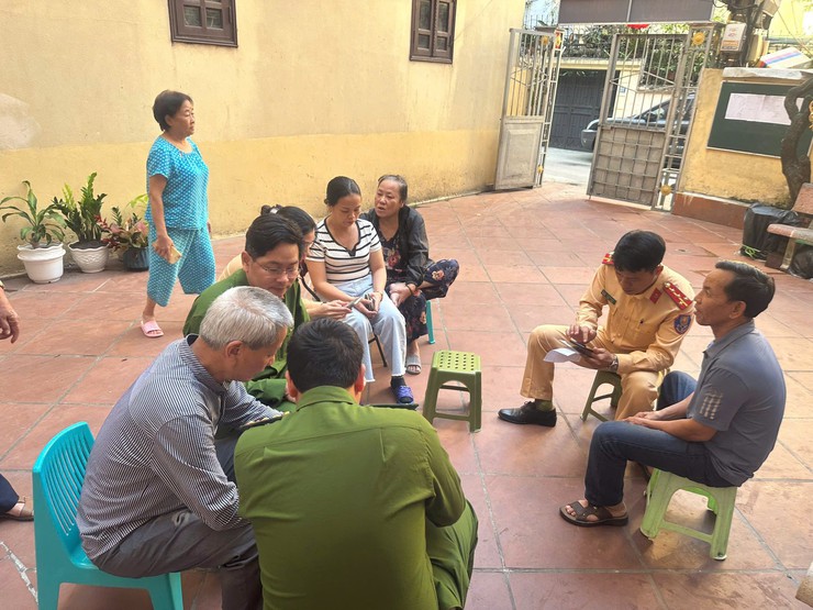 CÔNG AN PHƯỜNG KIM LIÊN
TĂNG CƯỜNG HƯỚNG DẪN NGƯỜI DÂN LÀM SẠCH DỮ LIỆU PHƯƠNG TIỆN TRÊN ỨNG DỤNG iHANOI NGAY TẠI CÁC KHU DÂN CƯ- Ảnh 1.