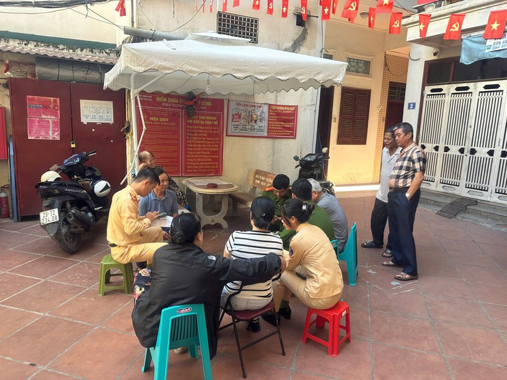 CÔNG AN PHƯỜNG KIM LIÊN
TĂNG CƯỜNG HƯỚNG DẪN NGƯỜI DÂN LÀM SẠCH DỮ LIỆU PHƯƠNG TIỆN TRÊN ỨNG DỤNG iHANOI NGAY TẠI CÁC KHU DÂN CƯ- Ảnh 3.